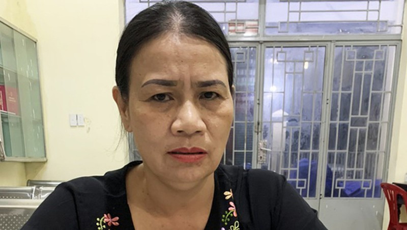 5. Bị bắt sau 1/4 thế kỷ phẫu thuật thẩm mỹ để trốn nã: Ngày 17/10, Phòng Cảnh sát Hình sự Công an tỉnh Nghệ An cho biết, đơn vị vừa bắt giữ thành công Vương Thị Dung (SN 1961), trú phường Đội Cung, TP Vinh (tỉnh Nghệ An). Dung là đối tượng bị truy nã từ năm 1997 về tội lừa đảo chiếm đoạt tài sản. Trong thời gian trốn nã, Dung thay tên đổi họ, thậm chí phẫu thuật thẩm mỹ nhằm thay đổi một số đặc điểm trên khuôn mặt nhưng vẫn không qua mắt được cảnh sát.