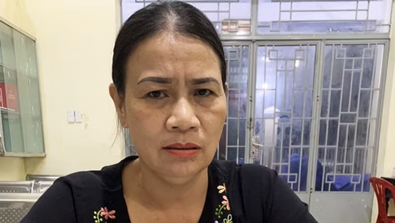 5. Bị bắt sau 1/4 thế kỷ phẫu thuật thẩm mỹ để trốn nã: Ngày 17/10, Phòng Cảnh sát Hình sự Công an tỉnh Nghệ An cho biết, đơn vị vừa bắt giữ thành công Vương Thị Dung (SN 1961), trú phường Đội Cung, TP Vinh (tỉnh Nghệ An). Dung là đối tượng bị truy nã từ năm 1997 về tội lừa đảo chiếm đoạt tài sản. Trong thời gian trốn nã, Dung thay tên đổi họ, thậm chí phẫu thuật thẩm mỹ nhằm thay đổi một số đặc điểm trên khuôn mặt nhưng vẫn không qua mắt được cảnh sát.