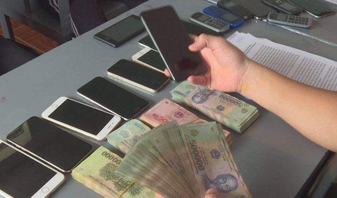 Đáng chú ý, đường dây đánh bạc, tổ chức đánh bạc này được các đối tượng tổ chức hoạt động rất tinh vi như sử dụng công nghệ bảo mật, tự động cảnh báo khi cơ quan chức năng theo dõi, các đối tượng sử dụng mạng xã hội như Zalo, Viber, Facebook... để liên lạc và thông tin. Khi thắng thua, các đối tượng chuyển tiền qua các tài khoản của ngân hàng không chính chủ nhằm che dấu hoạt động phạm tội, gây nhiều khó khăn cho công tác điều tra của lực lượng Công an.