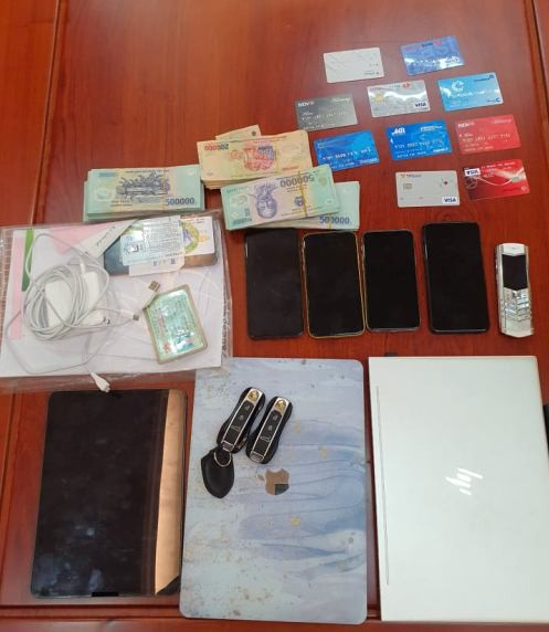 Liên quan đường dây này, một cán bộ công an cho biết, việc tổ chức đánh bạc đã thu về cho các đối tượng rất nhiều tiền. Ly dùng tiền này để mua nhà, ô tô hạng sang; thường xuyên đi du lịch và xuất hiện tại các tụ điểm ăn chơi. Riêng các con bạc, một số người khai phải bán nhà, phá sản vì đánh bạc, có con bạc thua gần 7 tỷ đồng. 