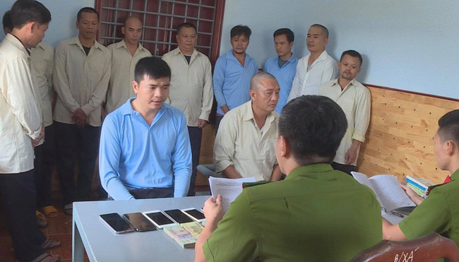 Mới đây, Công an tỉnh Đắk Lắk đã triệt phá đường dây cá độ bóng đá trên mạng Internet với số tiền giao dịch lên đến hơn 4.000 tỷ đồng do Võ Văn Hải (SN 1971, trú phường Vĩnh Phước, TP Nha Trang, tỉnh Khánh Hòa) cầm đầu. Cơ quan công an đã tạm giữ hình sự Hải và 11 đối tượng khác để điều tra, làm rõ về hành vi “Tổ chức đánh bạc” và “ Đánh bạc”.