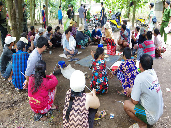 Tin nong ngay 4/10: Bat nhom nguoi dung gay danh con no den da chan thuong-Hinh-2