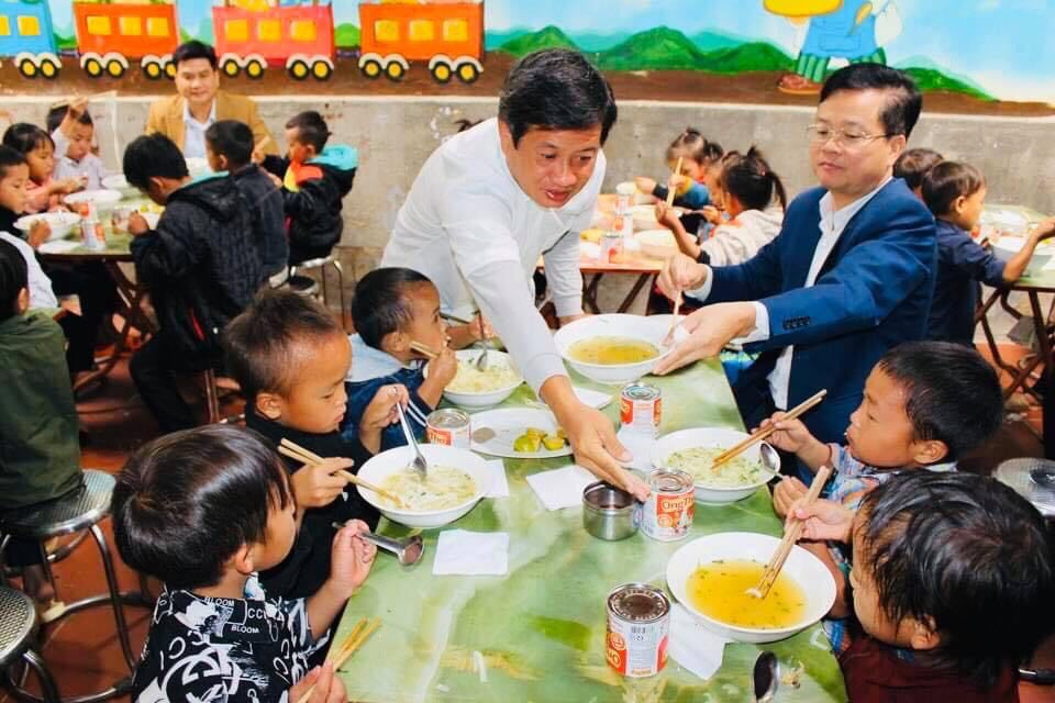 Theo lời ông Hải, khi đang trên đường từ Hà Giang về Hà Nội, ông đã nhận được nhiều cuộc điện thoại, tin nhắn từ một nữ Việt kiều Úc thuyết phục ông và gửi 160 triệu đồng mong ông đi tặng giúp cho đồng báo miền Trung và các cháu bé ở vùng cao.