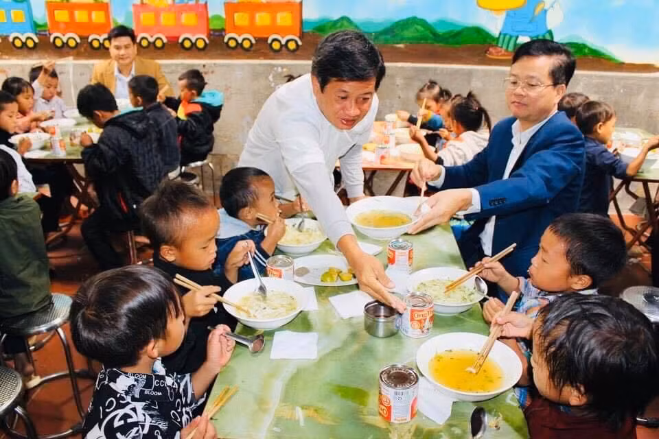 Theo lời ông Hải, khi đang trên đường từ Hà Giang về Hà Nội, ông đã nhận được nhiều cuộc điện thoại, tin nhắn từ một nữ Việt kiều Úc thuyết phục ông và gửi 160 triệu đồng mong ông đi tặng giúp cho đồng báo miền Trung và các cháu bé ở vùng cao.