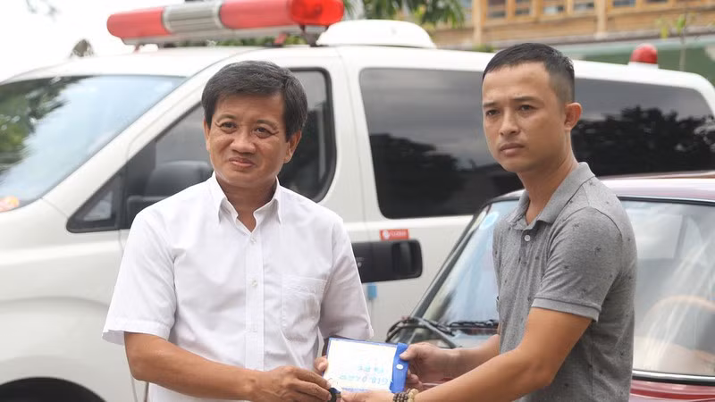 Ông Hải cũng là người từng bán điện thoại đồng hồ để xây 1 căn nhà 4 tầng, đất rộng 80 m2 ở quận 12, TP.HCM và bán xe cổ, áo thi đấu cho một doanh nhân ở Hải Dương với giá 4 tỷ đồng để làm việc thiện, giúp đỡ bệnh nhân nghèo. 