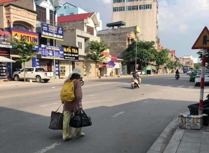 Bella&#x8; thường xuyên lang thang khắp mọi nơi, không ai biết cô muốn đi đâu, về đâu, họ chỉ thấy cô đi và quỵt tiền taxi, tiền nhà nghỉ, tiền cơm...