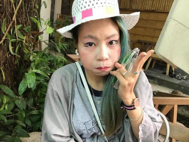 Bác sĩ Phương cho biết, qua các thông tin được chia sẻ trên mạng xã hội, ban đầu có thể nhận định Bella bị phân liệt cảm xúc trạng thái hưng cảm. Hành vi của bệnh nhân không phải là một người bị hưng cảm thông thường. Hành vi của người bị rối loại cảm xúc hưng cảm sẽ rất kỳ dị như thổi thuốc lá vào mặt con, mang con đi khắp nơi. Nếu người hưng cảm thông thường sẽ thích làm việc này việc kia không có động tác kỳ cục như vậy. Ngoài ra, bệnh nhân còn có thêm hoang tưởng tự cao (giàu có cao sang) và hoang tưởng bị hại (bắt mất con) nằm trong phân liệt cảm xúc.