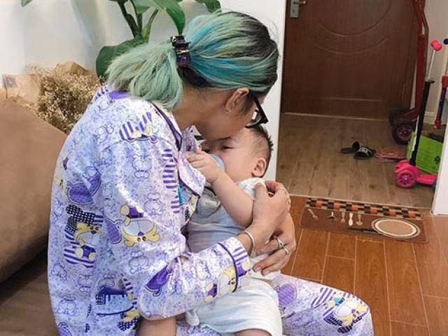 Cô dành nhiều sự quan tâm và thời gian chăm con trai.