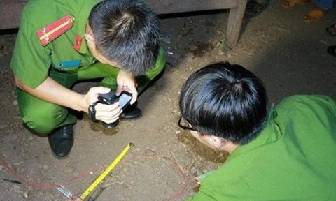  11. Cha vợ đâm chết con rể do mẫu thuẫn lúc ăn nhậu. Ngày 16/10, lãnh đạo UBND xã Xuân Đài (huyện Tân Sơn, Phú Thọ) cho biết, trên địa bàn vừa xảy ra vụ án ông Đinh Văn Xuân (khoảng 53 tuổi, trú xã Xuân Đài) đâm chết con rể tên Ninh. Trước đó, khoảng 19h ngày 15/10, ông Xuân cùng hai người con rể đang ăn cơm và uống rượu với nhau tại nhà riêng. Trong bữa cơm, giữa ông Xuân và người con rể tên Ninh (trú xã Kim Thượng, huyện Tân Sơn) xảy ra lời qua tiếng lại. Sau đó, ông Xuân đã dùng dao đâm nhiều nhát khiến anh Ninh tử vong tại chỗ. Ảnh minh họa.