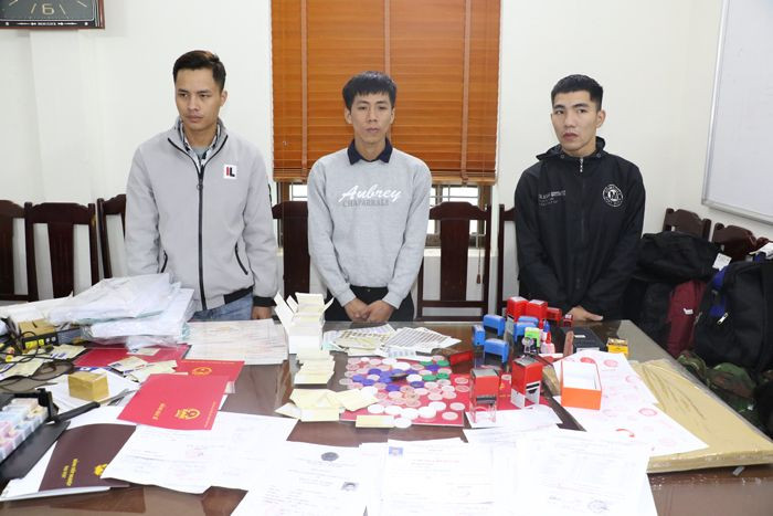 3 can bo Thanh Hoa cam dau duong day lam gia van bang: Thu doan tinh vi!-Hinh-2