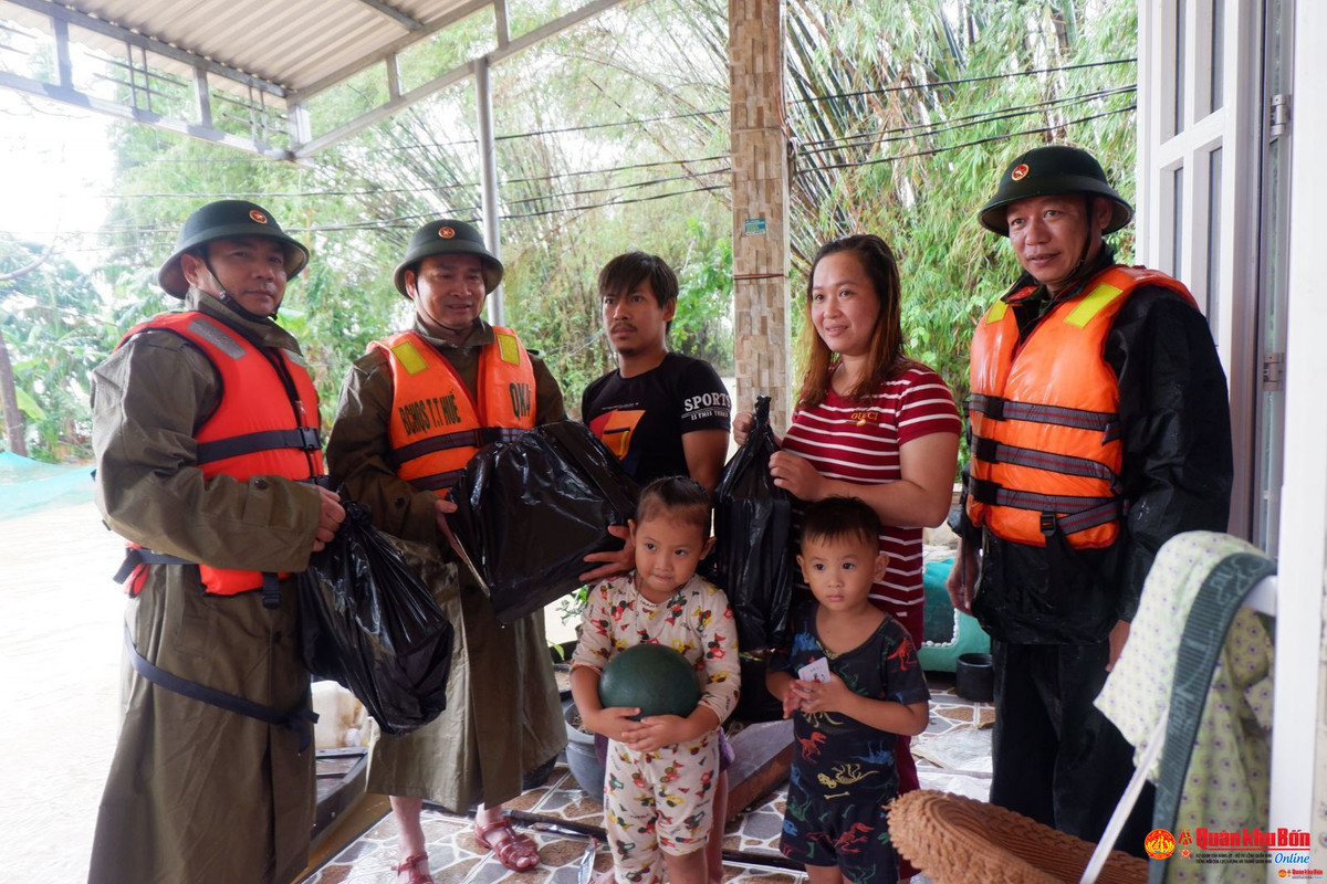 Đại tá Lê Văn Vỹ - Chỉ huy trưởng Bộ Chỉ huy Quân sự tỉnh Quảng Bình nhớ lại, đợt lũ năm 2016, tướng Man đang dự lớp bồi dưỡng chính trị ở Hà Nội nhưng đã tạm hoãn việc học để về Quảng Bình trực tiếp chỉ đạo ứng phó mưa lũ. Trận lũ lụt năm đó làm chết nhiều người. Thiếu tướng Man trực tiếp đến những địa bàn hiểm yếu nhất để chỉ huy bộ đội cứu dân. Ngay trong công việc, thiếu tướng Nguyễn Văn Man là người chỉ huy rất quyết đoán, giải quyết công việc rất hài hòa. Trong đời sống, ông luôn chia sẻ, quan tâm đến cán bộ chiến sĩ cấp dưới, đặc biệt là những trường hợp, hoàn cảnh khó khăn. Ảnh: Báo Quân khu 4