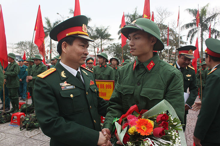 Trước khi được Thủ tướng bổ nhiệm giữ chức Phó Tư lệnh Quân khu 4, Quân đội nhân dân Việt Nam, thiếu tướng Nguyễn Văn Man từng là Chỉ huy trưởng Bộ Chỉ huy Quân sự tỉnh Quảng Bình, địa phương có nhiều thiên tai bão tố, lũ lụt. Ảnh: Báo Quảng Bình.