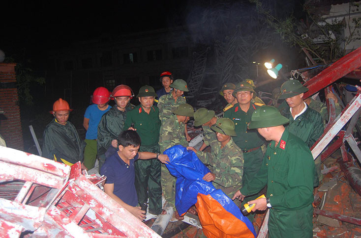 Ngày 11/10, Bộ Tư lệnh Quân khu 4 thành lập Sở chỉ huy tiền phương tại huyện Phong Điền, tỉnh Thừa Thiên - Huế do Thiếu tướng Nguyễn Văn Man - Phó Tư lệnh Quân khu trực tiếp chỉ huy, chỉ đạo lực lượng vũ trang thực hiện các biện pháp giúp đỡ, ứng cứu nhân dân phòng, chống và khắc phục hậu quả mưa lũ. Trong chiều 11/10, đoàn công tác của Bộ Tư lệnh Quân khu đã trực tiếp thị sát ở các khu vực xung yếu, ngập nặng, bị chia cắt ở các huyện Phong Điền, Quảng Điền để có biện pháp chỉ đạo các lực lượng kịp thời ứng cứu, giúp đỡ nhân dân. Ảnh: Báo Quảng Bình.