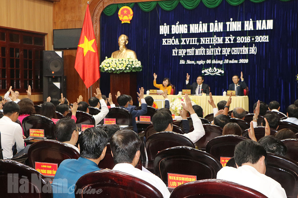 Ngày 6/10, ông Trương Quốc Huy, Phó Bí thư Tỉnh ủy Hà Nam, Bí thư Thị ủy Duy Tiên được bầu giữ chức Chủ tịch UBND tỉnh Hà Nam nhiệm kỳ 2016-2021 tại kỳ họp lần thứ 17 của HĐND tỉnh Hà Nam khóa XVIII, nhiệm kỳ 2016-2021. Ảnh: Báo Hà Nam.