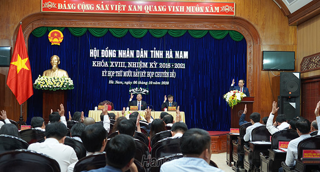 Các ông Đặng Thanh Sơn, Bí thư Huyện ủy, Chủ tịch HĐND huyện Bình Lục; Bùi Văn Hoàng, Chánh Văn phòng HĐND tỉnh được bầu giữ chức Phó Chủ tịch HĐND tỉnh Hà Nam nhiệm kỳ 2016-2021. Ảnh: Hà Nam TV