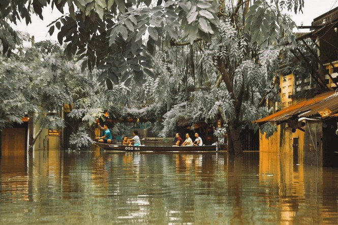 Nhung cau chuyen dang yeu dang sau bo anh “Venice Hoi An” thap sang nhung ngay mua lu