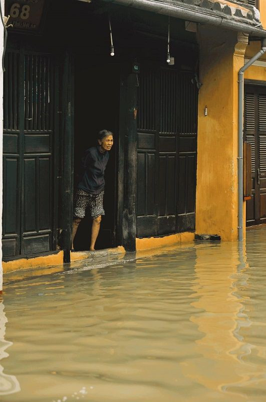 Nhung cau chuyen dang yeu dang sau bo anh “Venice Hoi An” thap sang nhung ngay mua lu-Hinh-17