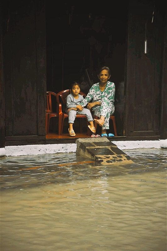 Nhung cau chuyen dang yeu dang sau bo anh “Venice Hoi An” thap sang nhung ngay mua lu-Hinh-20
