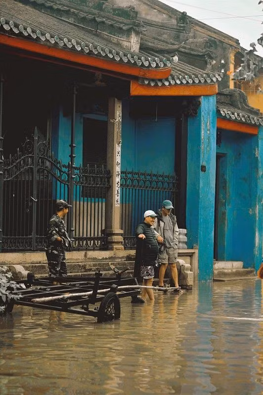 Nhung cau chuyen dang yeu dang sau bo anh “Venice Hoi An” thap sang nhung ngay mua lu-Hinh-18