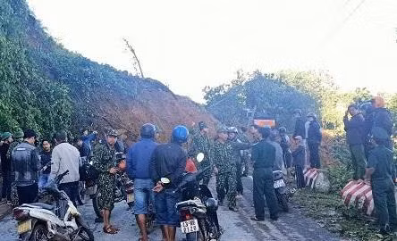 Khó nhất trong việc tiếp cận hiện trường vụ sạt lở đất kinh hoàng hôm 28/10, đó chính là có rất nhiều điểm sạt lở trên tuyến quốc lộ 40B từ huyện Bắc Trà My lên và từ trung tâm huyện Nam Trà My xuống. Hiện hàng chục cán bộ, chiến sĩ của Ban Chỉ huy Quân sự huyện Bắc Trà My tiến hành xử lý điểm sạt lở trên quốc lộ 40B (khu vực gần thủy điện Sông Tranh 2, xã Trà Đốc, Bắc Trà My). Tiếp đó, lực lượng công binh Quân khu 5 sẽ tiếp ứng, mở đường để các lực lượng cứu nạn tiếp cận hiện trường. 