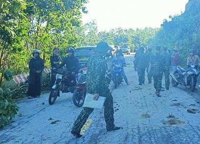 Trước đó, tối 28/10, do ảnh hưởng của bão số 9 gây mưa to, gió lớn, tại thôn 1 xã Trà Leng, huyện Nam Trà My, tỉnh Quảng Nam đã xảy ra vụ sạt lở núi, vùi lấp nhiều nhà dân. Khoảng 3h sáng 29/10, lực lượng chức năng đã vào hiện trường sạt lở để tiến hành cứu hộ, cứu nạn. Đến nay đã tìm thấy 11 thi thể, còn 42 người đang mất tích. 