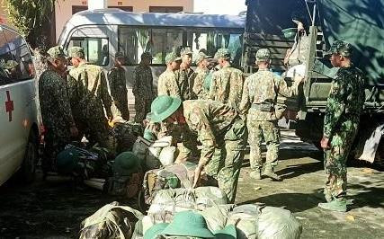 Rạng sáng cùng ngày, các lực lượng của Quân khu 5, Bộ Chỉ huy Quân sự tỉnh, địa phương, các ngành liên quan đã tìm cách tiếp cận 2 vị trí sạt lở tại Trà Leng và Trà Vân (Nam Trà My), vùi lấp 53 người và đã tìm cách tiếp cận vị trí sạt lở. Ảnh: Qk5