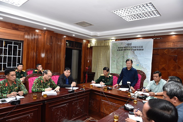 "Đây là sự cố hết sức nghiêm trọng, đã vùi lấp nhiều người," Phó Thủ tướng nói. Cụ thể, tại thôn 1 xã Trà Leng, sạt lở đất vùi lấp 45 người, 4 người thoát nạn. Còn tại thôn 1 xã Trà Vân, có 8 người bị vùi lấp. Theo Phó Thủ tướng, một số sự cố có thể lường trước được nhưng riêng sạt lở đất do mưa lũ kéo dài ở vùng núi rất khó đoán định. "Bão vào chủ động ứng phó được nhưng sạt lở đất rất khó khăn, không chỉ Quảng Nam mà các địa phương khác cũng vậy", Phó Thủ tướng chia sẻ. 