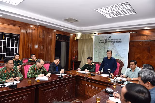 "Đây là sự cố hết sức nghiêm trọng, đã vùi lấp nhiều người," Phó Thủ tướng nói. Cụ thể, tại thôn 1 xã Trà Leng, sạt lở đất vùi lấp 45 người, 4 người thoát nạn. Còn tại thôn 1 xã Trà Vân, có 8 người bị vùi lấp. Theo Phó Thủ tướng, một số sự cố có thể lường trước được nhưng riêng sạt lở đất do mưa lũ kéo dài ở vùng núi rất khó đoán định. "Bão vào chủ động ứng phó được nhưng sạt lở đất rất khó khăn, không chỉ Quảng Nam mà các địa phương khác cũng vậy", Phó Thủ tướng chia sẻ. 