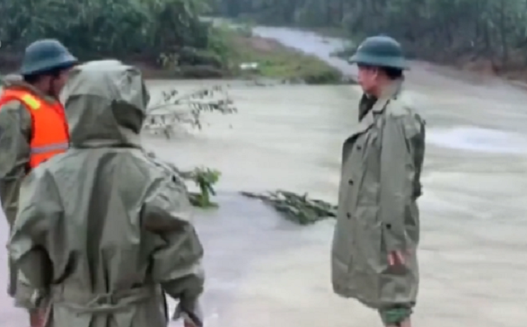 Đoàn lội nước vào hiện trường. Ảnh cắt từ clip QK4