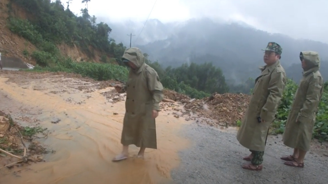 Đoàn khảo sát các điểm sạt lở. Ảnh cắt từ clip QK4