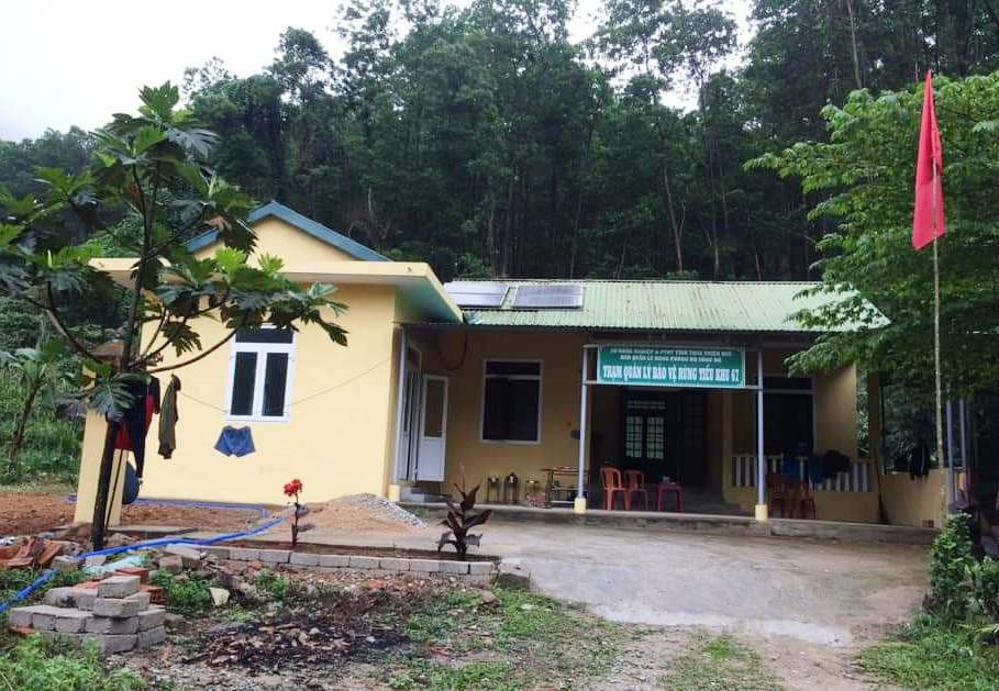 Khoảng 21h cùng ngày, 21 cán bộ chiến sĩ tới Trạm Kiểm lâm 67. Trưởng đoàn quyết định nghỉ lại đêm tại địa điểm này để lấy sức mai tiếp tục hành trình. Trước đó, trưởng đoàn cử lực lượng khảo sát địa bàn xung quanh, nhận thấy nhà cách sườn núi hơn 100m, được xây kiên cố nên cơ bản đảm bảo an toàn.