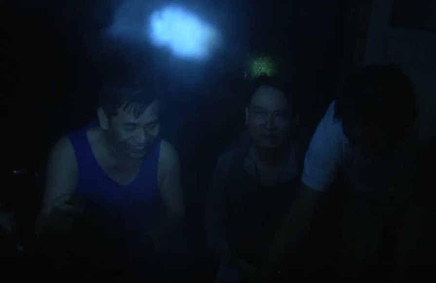 Khoảng 0h sáng 13/10, bất ngờ nghe tiếng nổ lớn từ sườn núi, mọi người thức dậy hoảng hốt, chạy vào đứng vào góc chữ A của ngôi nhà để đảm bảo an toàn. Một bức tường sập đè lên người Thượng tá Ngô Nam Cường – Chỉ huy trưởng Bộ Chỉ huy Quân sự tỉnh. Ông Cường được đồng đội giải cứu. Một trong số 8 người thoát nạn dùng đèn pin kiểm tra hai gian nhà bên cạnh thì đã không còn gì. Anh em liền hô hào rời khỏi hiện trường xuống đường xem xét tình hình để giải cứu đồng đội nhưng lại thêm đất đá sạt trượt, mọi người đành đau xót rời đi.