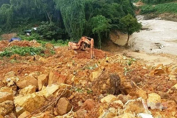 Cong nhan thoat chet o thuy dien Rao Trang 3 ke phut nui lo vui lap 17 nguoi