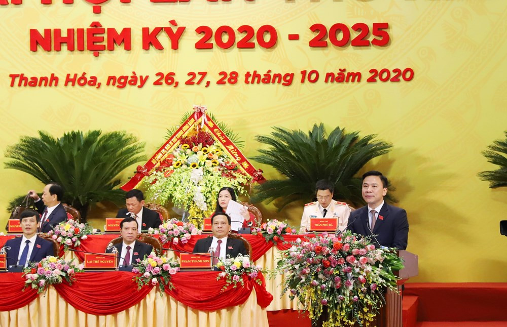 Ông Đỗ Trọng Hưng sinh ngày 5/12/1971, quê xã Quảng Trung, huyện Quảng Xương, tỉnh Thanh Hóa, cử nhân khoa học ngành Chính trị, tiến sĩ Triết học.