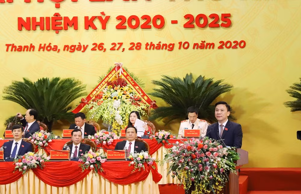 Ông Đỗ Trọng Hưng sinh ngày 5/12/1971, quê xã Quảng Trung, huyện Quảng Xương, tỉnh Thanh Hóa, cử nhân khoa học ngành Chính trị, tiến sĩ Triết học.