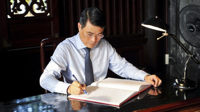 Ông Lê Minh Hưng sinh năm 1970 ở xã Sơn Tân, huyện Hương Sơn, tỉnh Hà Tĩnh. Đồng chí là Thạc sĩ Chính sách công, từng đảm nhiệm nhiều chức vụ như Phó phòng, Trưởng phòng Ngân hàng Phát triển châu Á; Vụ phó, Vụ trưởng Vụ Hợp tác quốc tế; Vụ trưởng Tổ chức cán bộ, Ngân hàng Nhà nước Việt Nam.