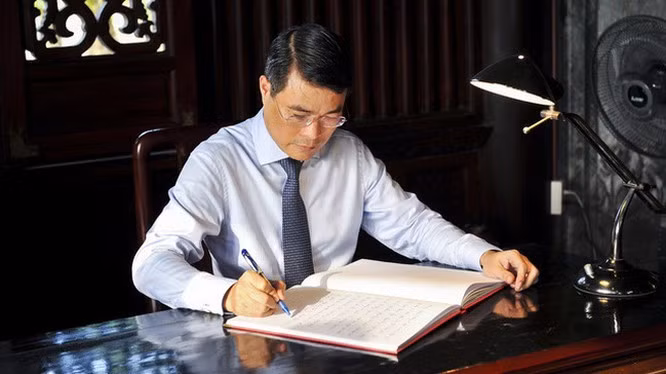 Ông Lê Minh Hưng sinh năm 1970 ở xã Sơn Tân, huyện Hương Sơn, tỉnh Hà Tĩnh. Đồng chí là Thạc sĩ Chính sách công, từng đảm nhiệm nhiều chức vụ như Phó phòng, Trưởng phòng Ngân hàng Phát triển châu Á; Vụ phó, Vụ trưởng Vụ Hợp tác quốc tế; Vụ trưởng Tổ chức cán bộ, Ngân hàng Nhà nước Việt Nam.