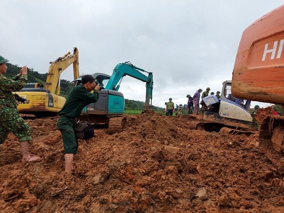 Để vào đến hiện trường tác nghiệp, đối với các phóng viên nam đã là quá vất vả, gian nan đối với các nữ phóng viên, sự gian nan vất vả ấy các nhân lên gấp bội. Bởi đường dẫn vào hiện trường các vụ sạt lở đều có nhiều điểm sạt lở do mưa bão, giao thông bị chia cắt, vô cùng hiểm trở. Tuy nhiên, nữ phóng viên Thanh Hà với tinh thần người lính bộ đội cụ Hồ đã vượt qua những khó khăn, nguy hiểm ấy để đưa những bản tin chân thực, chính xác từ hiện trường đến với độc giả cả nước. Nhiều bài viết, phóng sự trong số đó đã thực sự gây xúc động, chạm đến trái tim của hàng triệu bạn đọc... Ảnh: QĐND