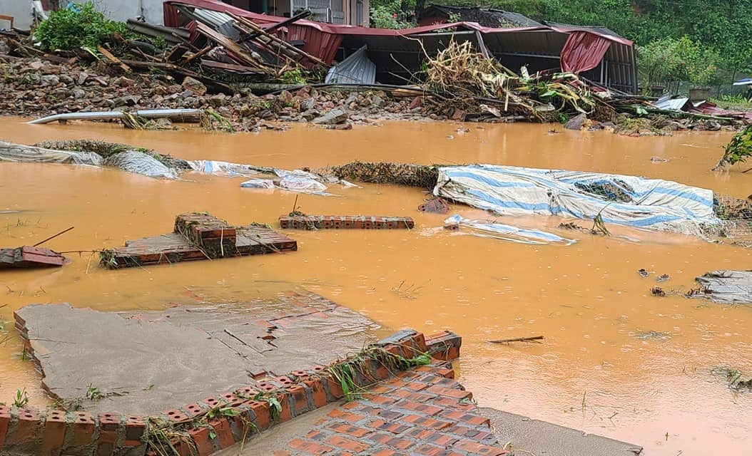 Mot chau be tu vong do mua lu cuon troi, Lao Cai ra cong dien khan