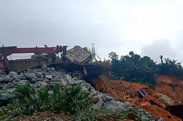 Theo công nhân Lê Văn Lộc, thủy điện Rào Trăng 3 kể lại, mọi người đang ngủ ở lán bên này, 12 giờ đêm thì nghe tiếng đất đá sạt lở và tiếng kêu gào. Tất cả nhào ra đống bùn đất đào bới, cứu được 6 người, còn một số người bị vùi lấp. Tại hiện trường, lực lượng cứu hộ, cứu nạn đã kiểm tra toàn bộ hiện trường nhưng không phát hiện người bị nạn trên mặt đất và các khu vực lân cận.