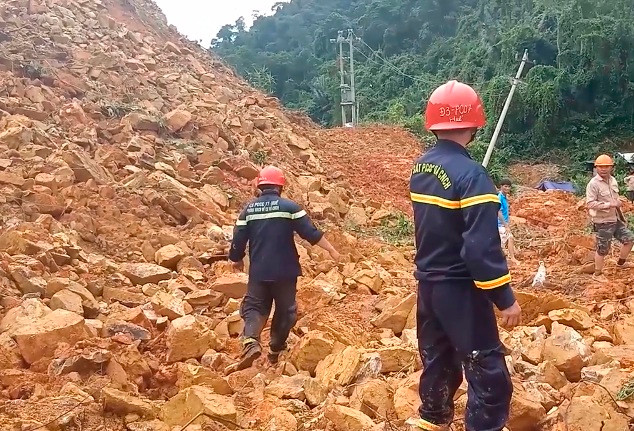 Sáng 14/10, trực thăng đã được điều đến thủy điện Rào Trăng 3 để tiếp tế lương thực, thuốc men. Hiện việc mở đường vẫn đang được triển khai, tiền gần hơn vào khu vực này. Trưa 14/10, đã tiếp cận được vị trí khu vực 13 cán bộ chiến sĩ đoàn công tác mất tích tại tiểu khu 67. Trong khi đó, tại thủy điện Rào Trăng 4, nơi nhiều công nhân di chuyển từ Rào Trăng 3 sang chờ cứu viện, đã đưa được 19 người, trong đó có 1 người tử vong về bệnh viện. Hiện công tác tìm kiếm cứu nạn đang được khẩn trương tiến hành.