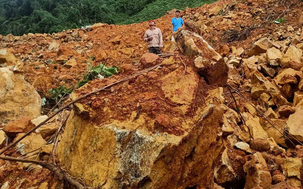 Những ngày qua, ba phương án tiếp cận hiện trường đã được thực hiện gồm Hướng đường bộ tiến theo đường 71; Hướng đường thủy, dùng xuồng và ca-nô qua lòng hồ thủy điện Hương Điền và trực thăng.