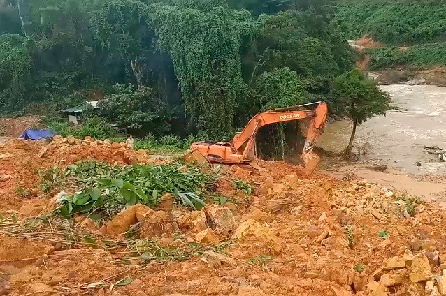 Thượng tá Trần Văn Lâu, Phó trưởng phòng PCCC – CHCN Công an tỉnh Thừa Thiên Huế cho biết, tại hiện trường toàn bộ đất đá đã san phẳng, do đó để triển khai công tác cứu hộ, cứu nạn, đòi hỏi phải có trang thiết bị máy móc. Trong đó hiện tại, các tuyến đường dẫn vào hiện vẫn bị cô lập, không thể đưa máy móc chuyên dụng đến để tìm kiếm các nạn nhân.