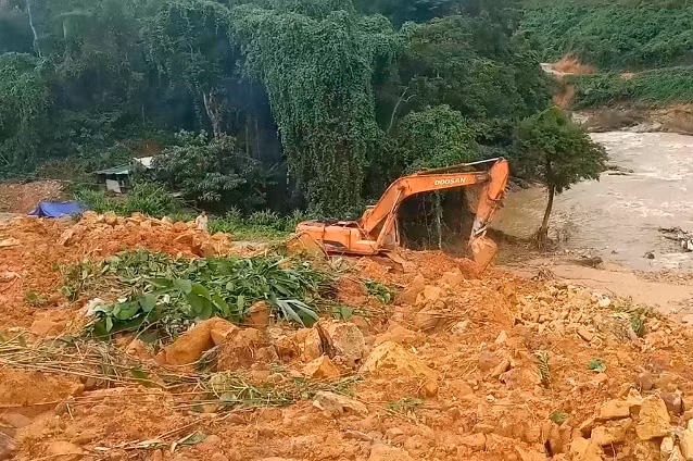 Thượng tá Trần Văn Lâu, Phó trưởng phòng PCCC – CHCN Công an tỉnh Thừa Thiên Huế cho biết, tại hiện trường toàn bộ đất đá đã san phẳng, do đó để triển khai công tác cứu hộ, cứu nạn, đòi hỏi phải có trang thiết bị máy móc. Trong đó hiện tại, các tuyến đường dẫn vào hiện vẫn bị cô lập, không thể đưa máy móc chuyên dụng đến để tìm kiếm các nạn nhân.