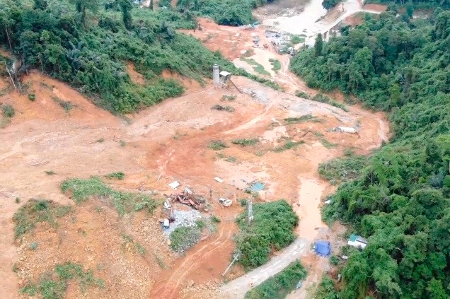 Tại hiện trường vụ sạt lở ở Thủy điện Rào Trăng 3, nhiều khối đất đá sạt lở vùi lấp gần như toàn bộ nhà điều hành và các lán trại kề bên. Tại đây, có một số công nhân sử dụng máy xúc để tìm kiếm những đồng nghiệp đang bị vùi lấp dưới lớp đất đá.