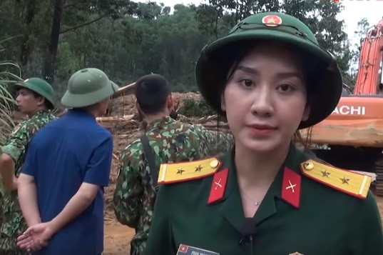 Phan Thanh Hà là một trong những phóng viên còn rất trẻ công tác tại Phòng biên tập Báo QĐND Điện tử. Là một phát thanh viên, MC kiêm biên tập viên. Cô tham gia cùng nhóm phóng viên hành quân vào rốn lũ lần này.