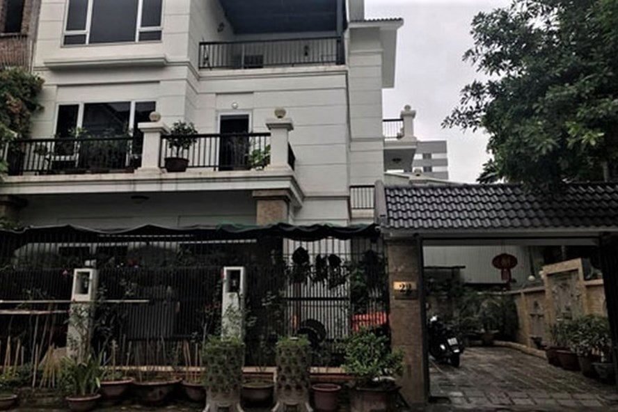 Trùm ma túy Phạm Bá Sơn từng bị đưa ra xét xử tại TAND Hà Nội về các tội danh Mua bán trái phép chất ma túy; Mua bán, sử dụng trái phép vũ khí quân dụng; Tàng trữ trái phép vũ khí quân dụng. Sơn cũng là chủ căn biệt thự nằm ở một vị trí đẹp, trong khu Đô thị Sài Đồng (quận Long Biên, Hà Nội) từng thu hút sự chú ý của dư luận.