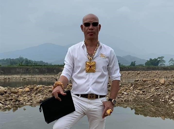 Nguyễn Văn Dũng (tức Dũng "trọc", SN 1968, tại Vạn Phúc, Hà Đông, TP Hà Nội) mới đây bị công an Hòa Bình khởi tố để điều tra làm rõ hành vi liên quan đến ma túy. Dũng "trọc" có sở thích khoe vàng. Dũng từng nói rằng, giang hồ đeo vàng toàn học ý tưởng từ anh tất. Ngay kể cả Phú Lê, Quang Rambo. Dũng "trọc" cũng cho biết, chiếc vòng cổ to như dây xích đang đeo trị giá 15 cây vàng. Riêng phần mặt dây là vàng bọc nanh trắng đã là 2,9 cây, có giá lên tới hơn 100 triệu đồng. Dũng "trọc" còn sở hữu bộ phụ kiện đắt đỏ bao gồm một chiếc nhẫn hình rồng khá hoành tráng gần 10 cây vàng, đồng hồ đeo tay nhãn hiệu Richard Mille và Franck Muller và điện thoại Vertu nạm vàng.