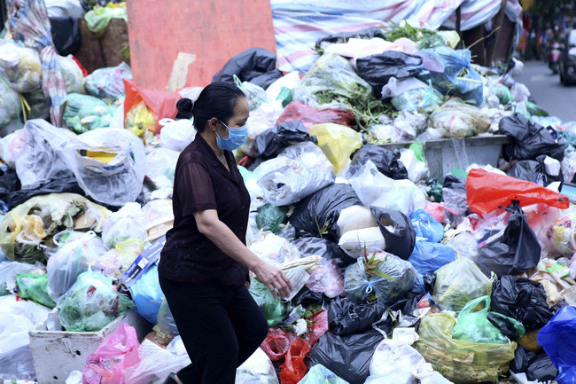 Dan chan bai rac Nam Son: Chu tich Ha Noi dua giai phap cap bach gi?