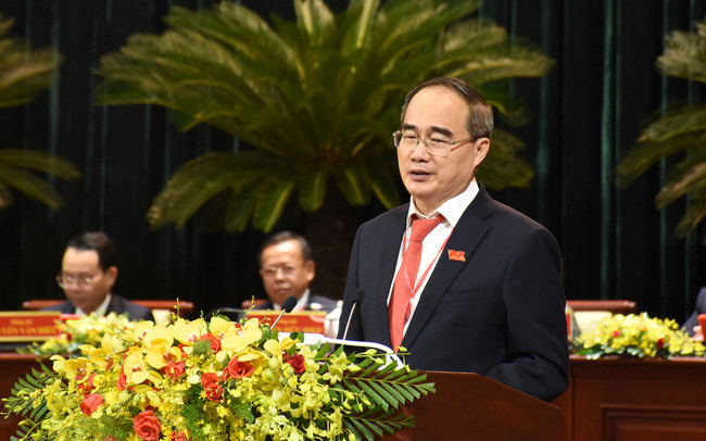 Nguyên Bí thư Thành ủy TPHCM xúc động: “Tôi chân thành cảm ơn đồng bào thành phố đã cưu mang tôi và gia đình tôi; cảm ơn Đảng bộ, chính quyền TPHCM đã tạo cho tôi cơ hội được làm việc, rèn luyện, trưởng thành và cống hiến. Tôi có dịp làm việc tại thành phố trên cương vị giảng viên Đại học Bách khoa, Phó Bí thư Thành đoàn, Giám đốc Sở Khoa học - Công nghệ, Phó Chủ tịch UBND TPHCM và 3 năm, 5 tháng, 7 ngày vừa qua trên cương vị Bí thư Thành ủy”.